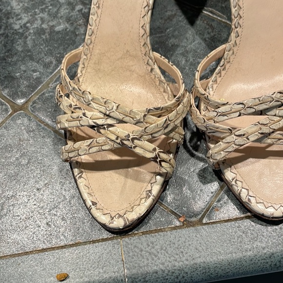 Barely used original Prada shoes - Picture 2 of 8